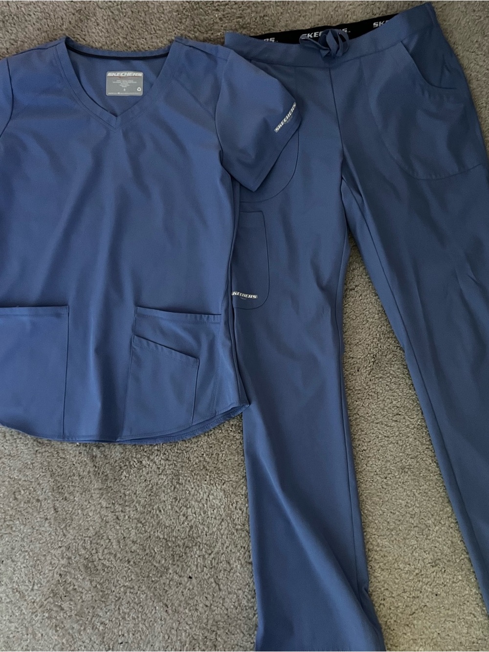 Like new womens small Sketchers by barco scrub set!